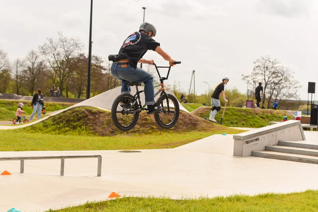 Sportowa Wiosna nad Ochnią. Trwają warsztaty z jazdy na BMX i deskorolce [FOTO] - Zdjęcie główne