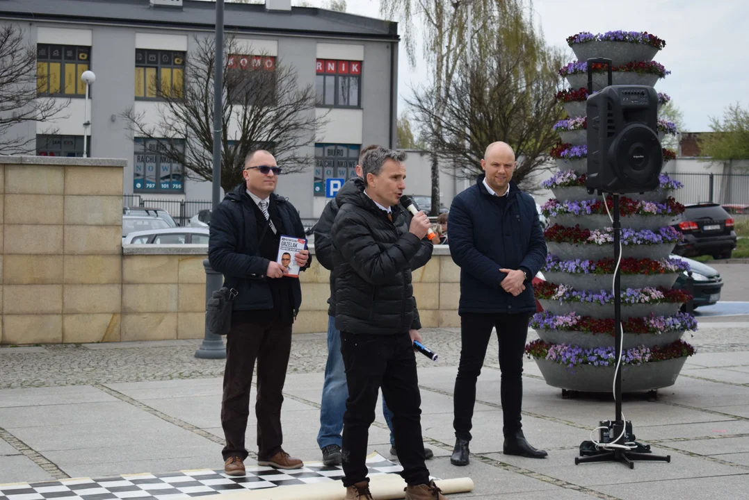 Konferencja na placu Kilińskiego w Zgierzu