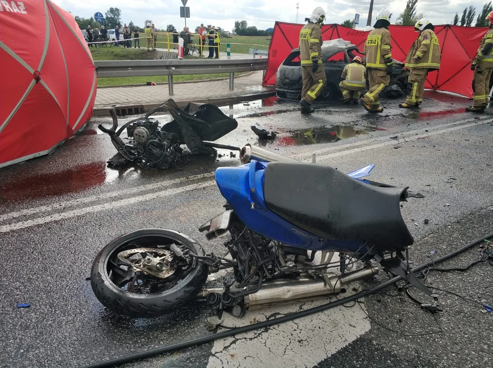 Tragedia na DK92. Nie żyją 3 osoby, w tym motocyklista i dziecko. Samochód stanął w płomieniach [ZDJĘCIA] - Zdjęcie główne