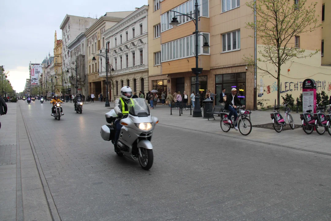 Wielka parada motocyklowa na ulicy Piotrkowskiej w Łodzi