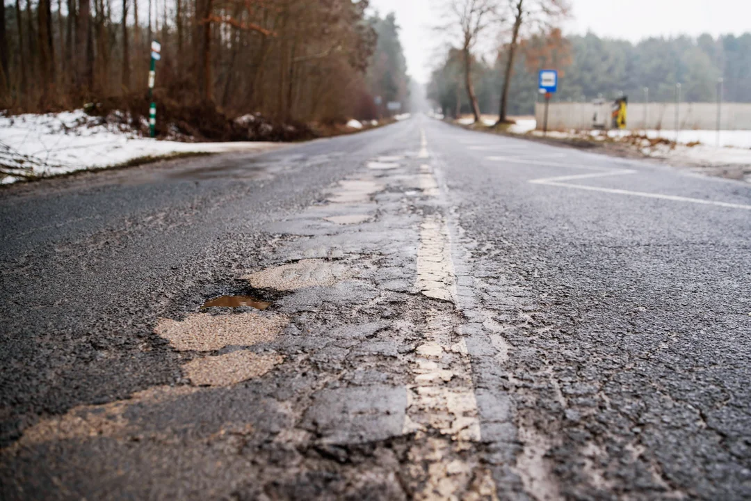 Kolejny odcinek ważnej drogi wojewódzkiej przejdzie modernizację. Remont jeszcze w tym roku - Zdjęcie główne