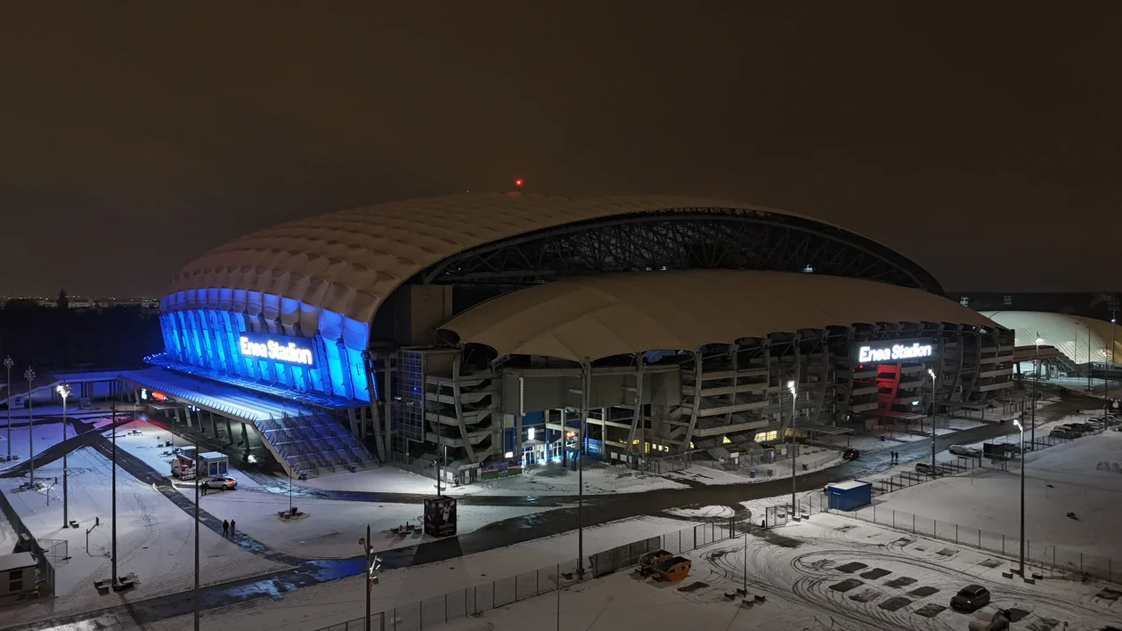 Kilkadziesiąt ton na konstrukcji stadionu. Montaż zakończony GALERIA - Zdjęcie główne