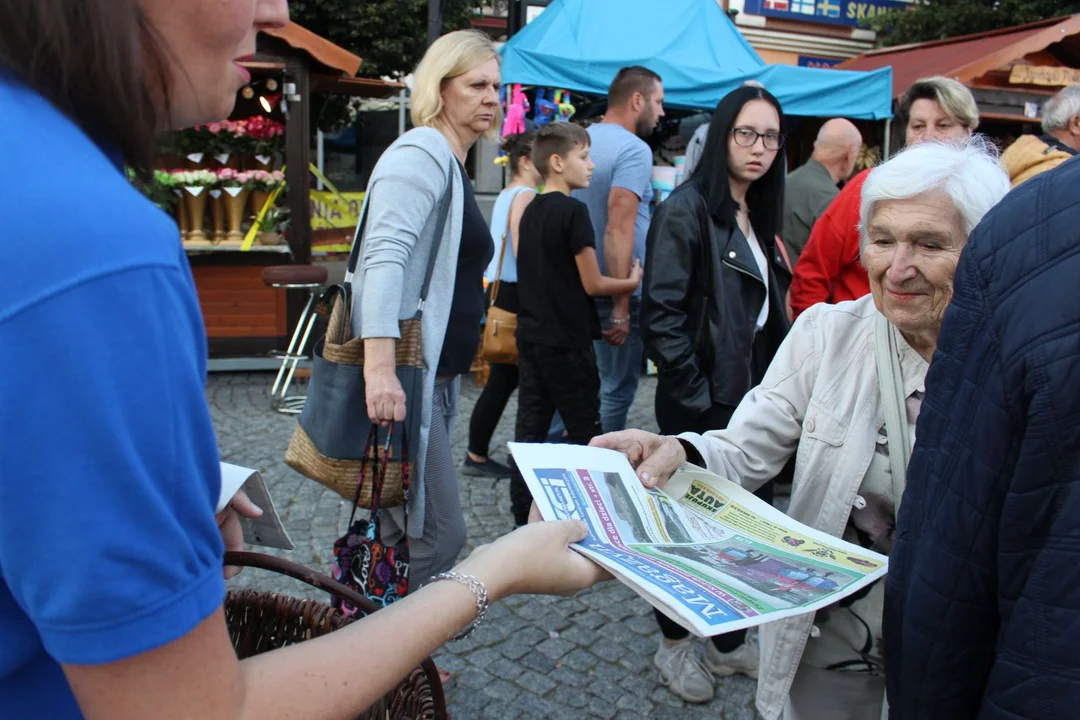 KCI rozdaje róże i gazety na kutnowskim Święcie Róży