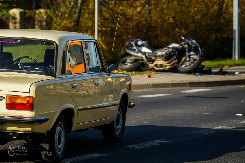 Wypadek na al. Wyszyńskiego. Policyjny motocykl zderzył się z osobówką