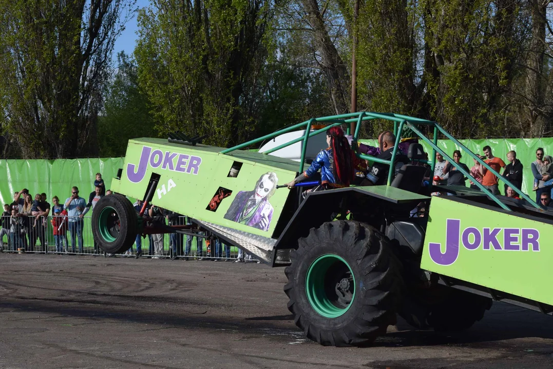 Giganty na czterech kołach zrobiły duże show! Widowiskowy pokaz monster trucków