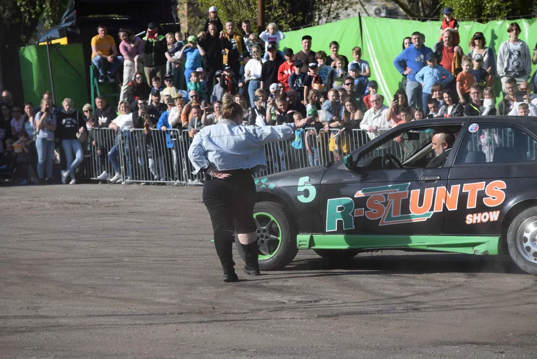 Giganty na czterech kołach zrobiły duże show! Widowiskowy pokaz monster trucków