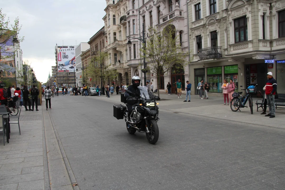 Wielka parada motocyklowa na ulicy Piotrkowskiej w Łodzi