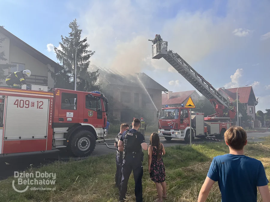 Pożar na osiedlu Olsztyńskim. Osiem zastępów strażaków walczyło z ogniem [FOTO, VIDEO] - Zdjęcie główne