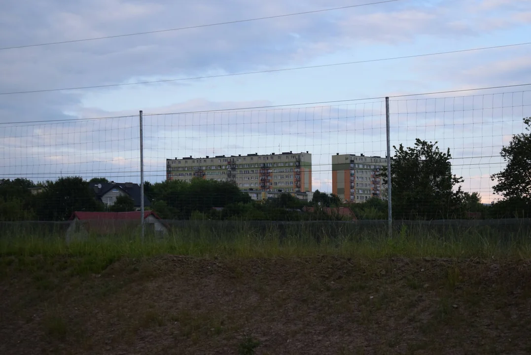 Brakuje 300 metrów wału osłaniającego od hałasu