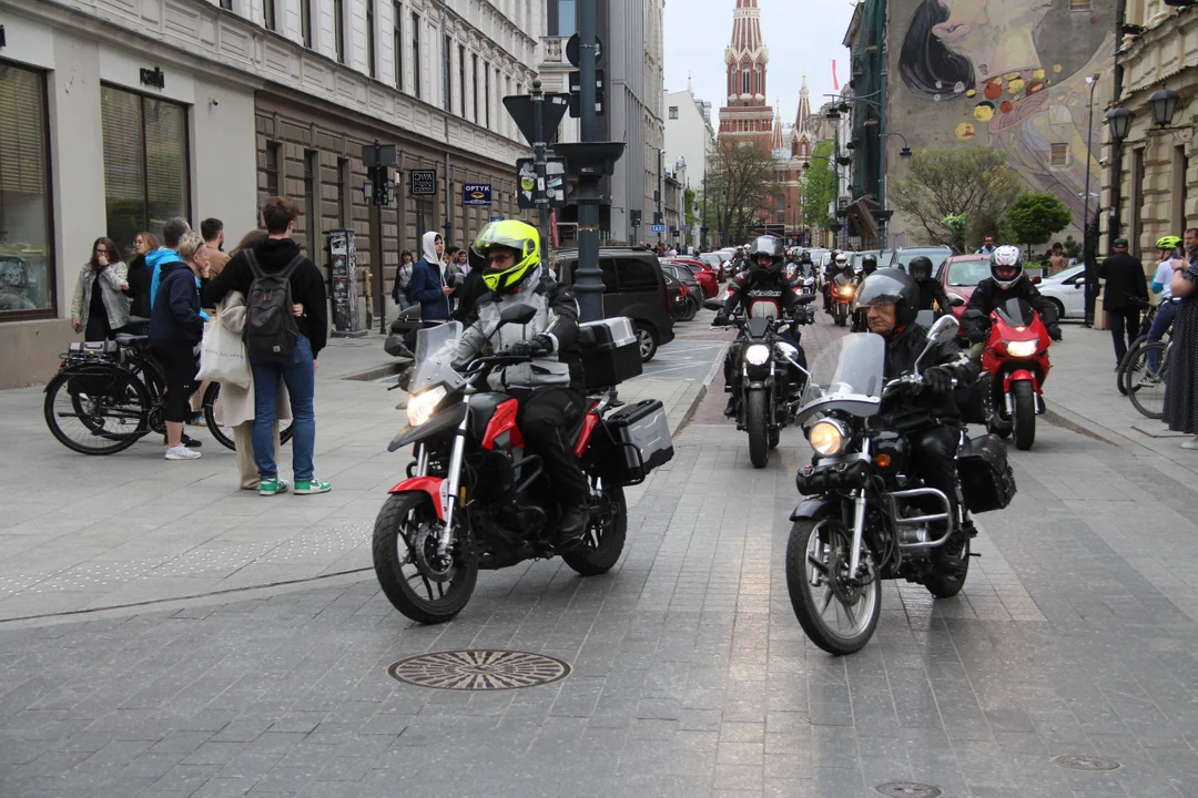 Wielka parada motocyklowa na ulicy Piotrkowskiej w Łodzi