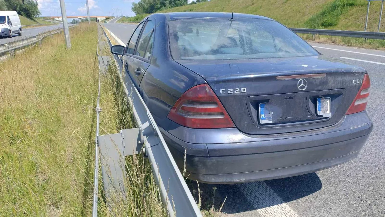 Mercedes wjechał w barierki. Kierowca był kompletnie pijany [ZDJĘCIA] - Zdjęcie główne