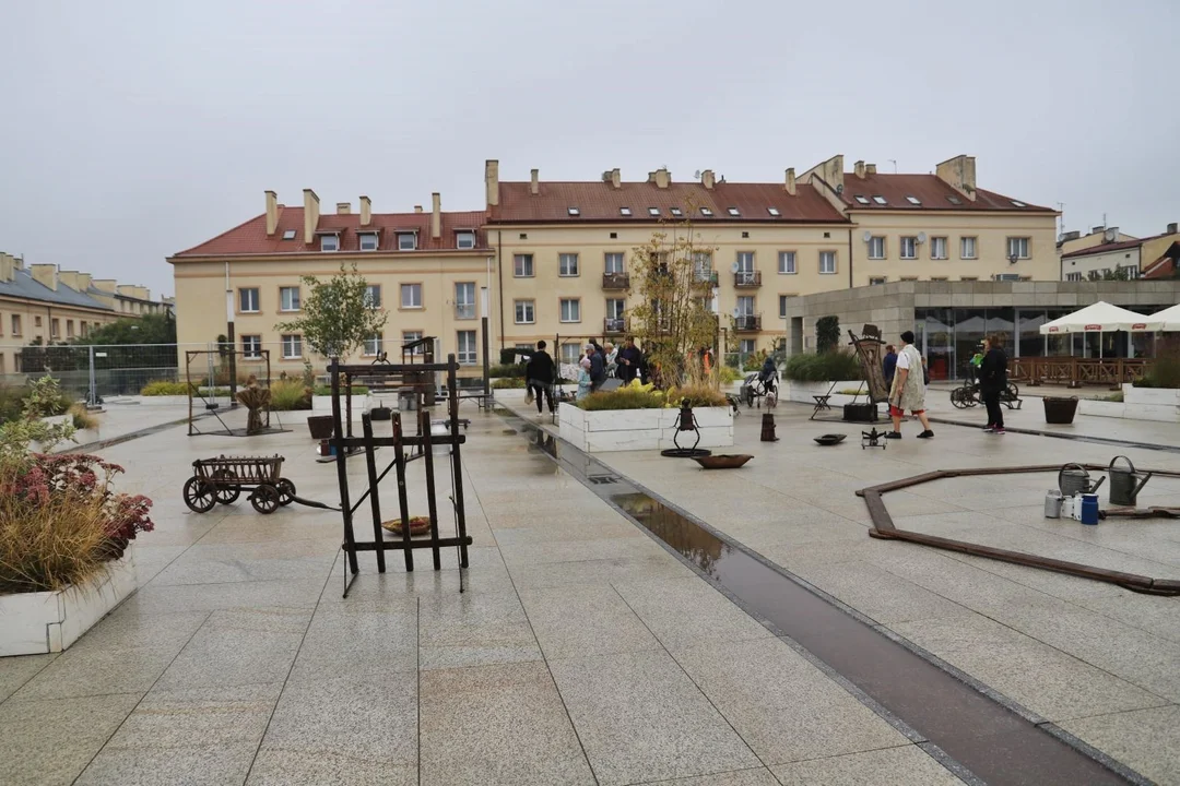 Centrum Kutna tętni życiem. Teatr Wagabunda i wystawa samochodów