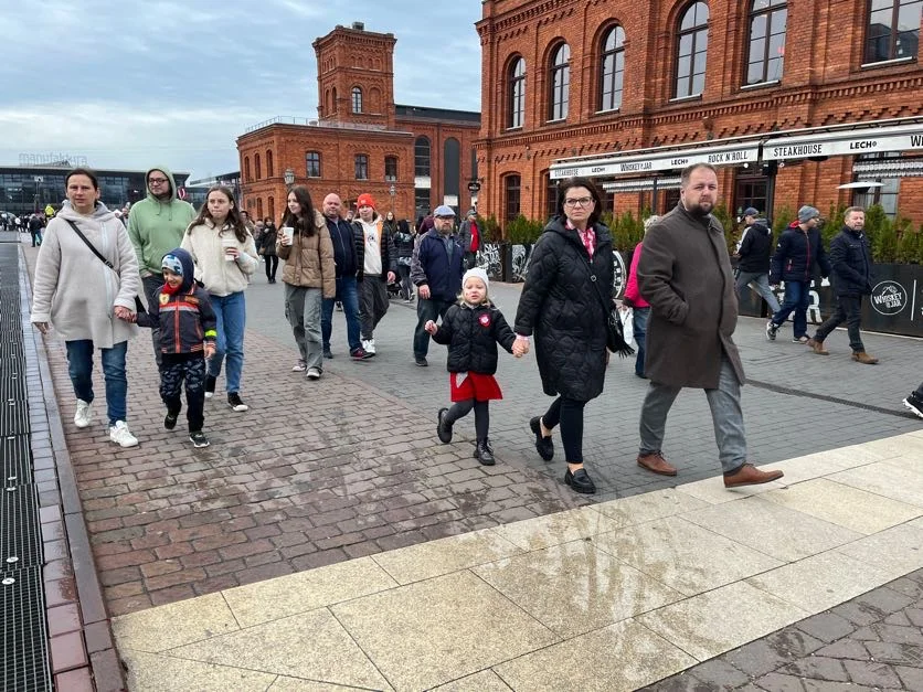 Obchody Święta Niepodległości w Łodzi na rynku Manufaktury