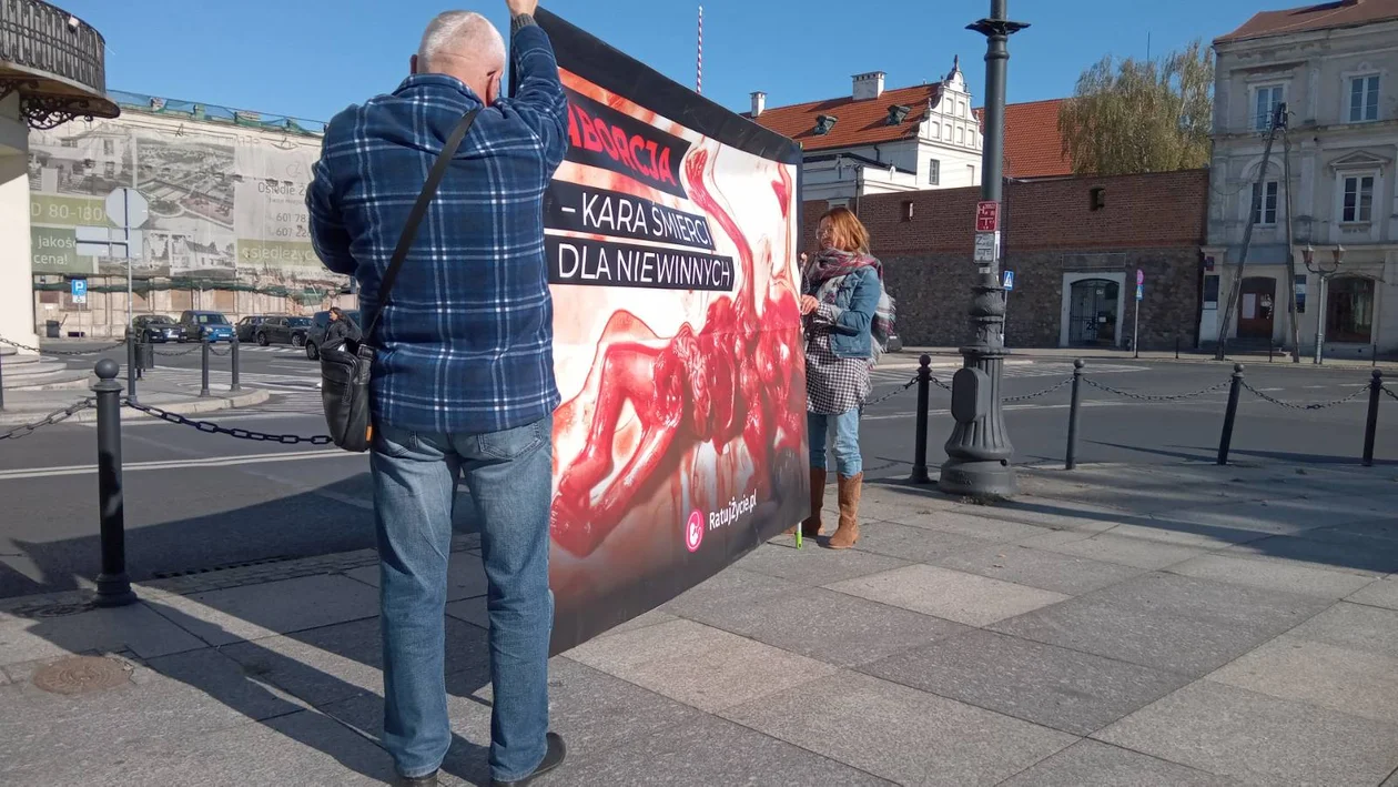 W Piotrkowie protestują przeciwko aborcji. Z plakatami wyszli na ulice miasta