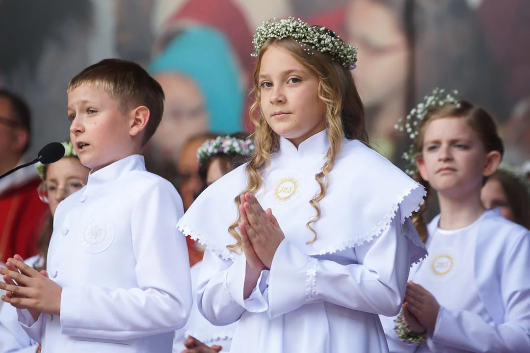 Pierwsza Komunia Święta w parafii Narodzenia NMP w Bełchatowie. Uroczystość w ogrodach [FOTO] - Zdjęcie główne