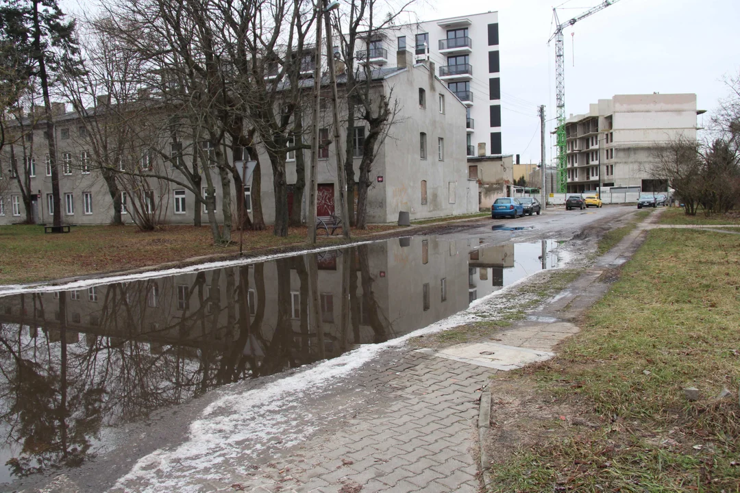 Zalana ulica Jęczmienna przy skrzyżowaniu z ul. Srebrzyńską w Łodzi