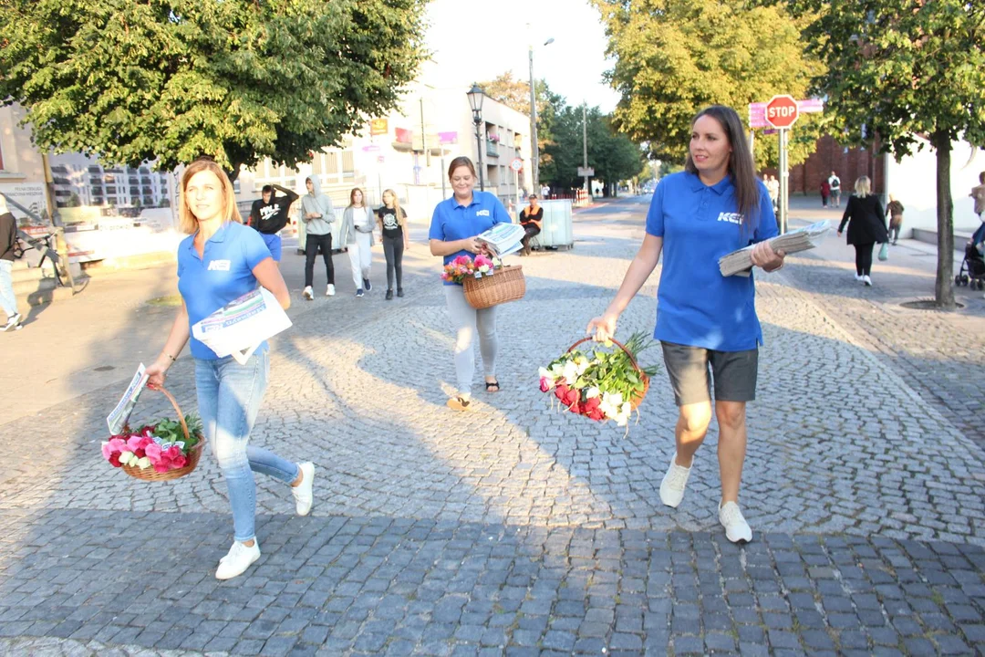 KCI rozdaje róże i gazety na kutnowskim Święcie Róży