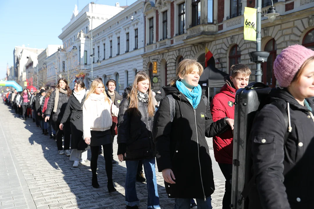 Polonez dla Łodzi. Maturzyści zatańczyli na Piotrkowskiej