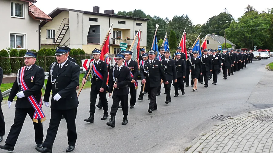 Strażacy w Parznie świętowali 100-lecie jednostki. Były odznaczenia i nadanie sztandaru [FOTO] - Zdjęcie główne