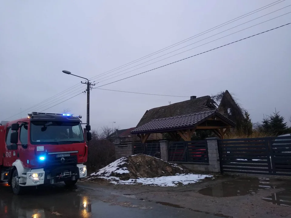 W miejscowości Bielawki w jednym z domów zawalił się dach. Służby zabezpieczają budynek