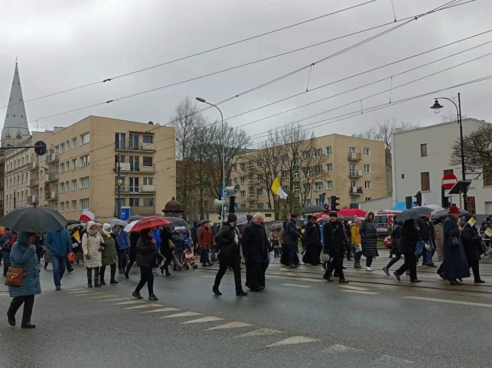 Marsz papieski w Łodzi. Setki łodzian ruszyło ulicami miasta [zdjęcia]