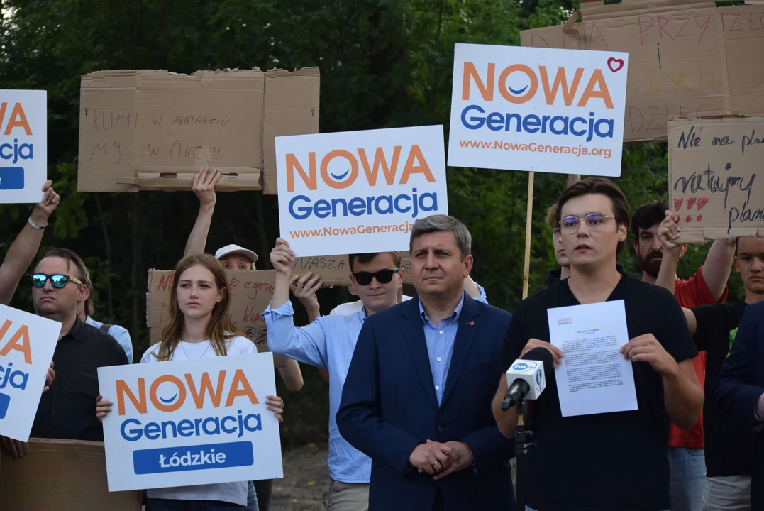 Młodzież przed składowiskiem odpadów chemicznych w Zgierzu