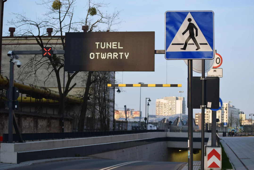 Zamykają podziemną ulicę w centrum Łodzi. Na miejscu sporo służb [zdjęcia]