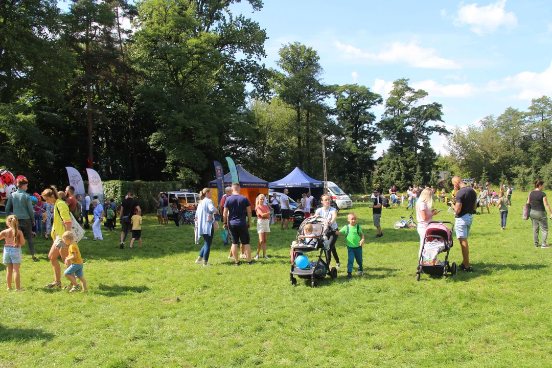 Piknik rodzinny w parku na Młynku w Łodzi