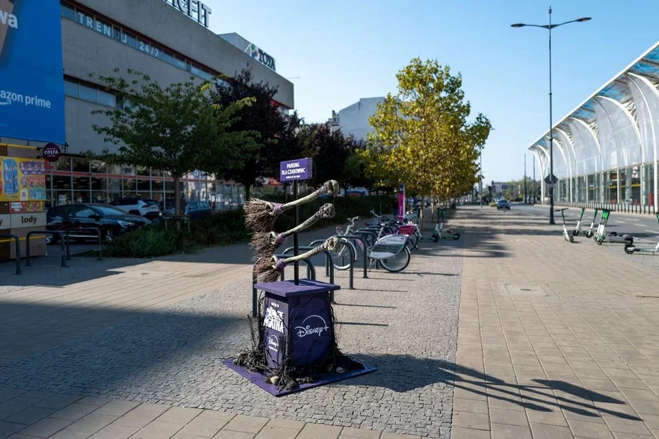 "Parking dla czarownic" w centrum Łodzi