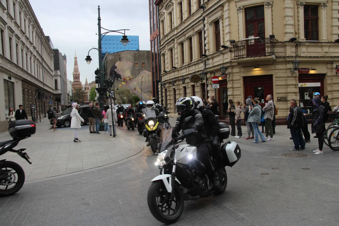 Wielka parada motocyklowa na ulicy Piotrkowskiej w Łodzi