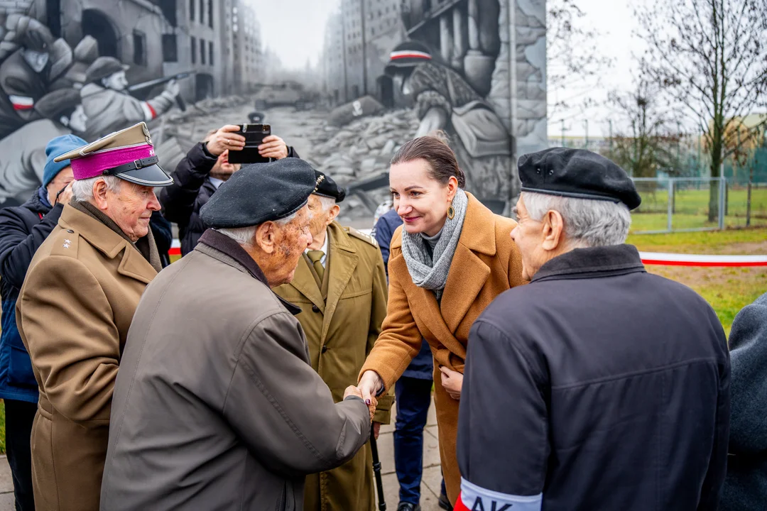 Chwała Armii Krajowej. Na budynku XXXIII LO w Łodzi pojawił się patriotyczny mural