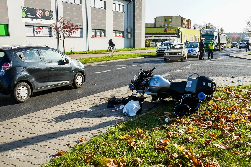 Wypadek na al. Wyszyńskiego. Policyjny motocykl zderzył się z osobówką