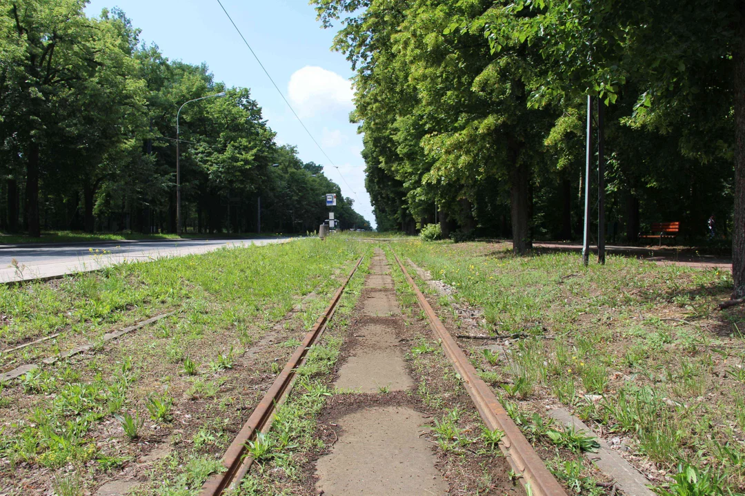 Nieczynne przystanki tramwajowe przy Konstantynowskiej