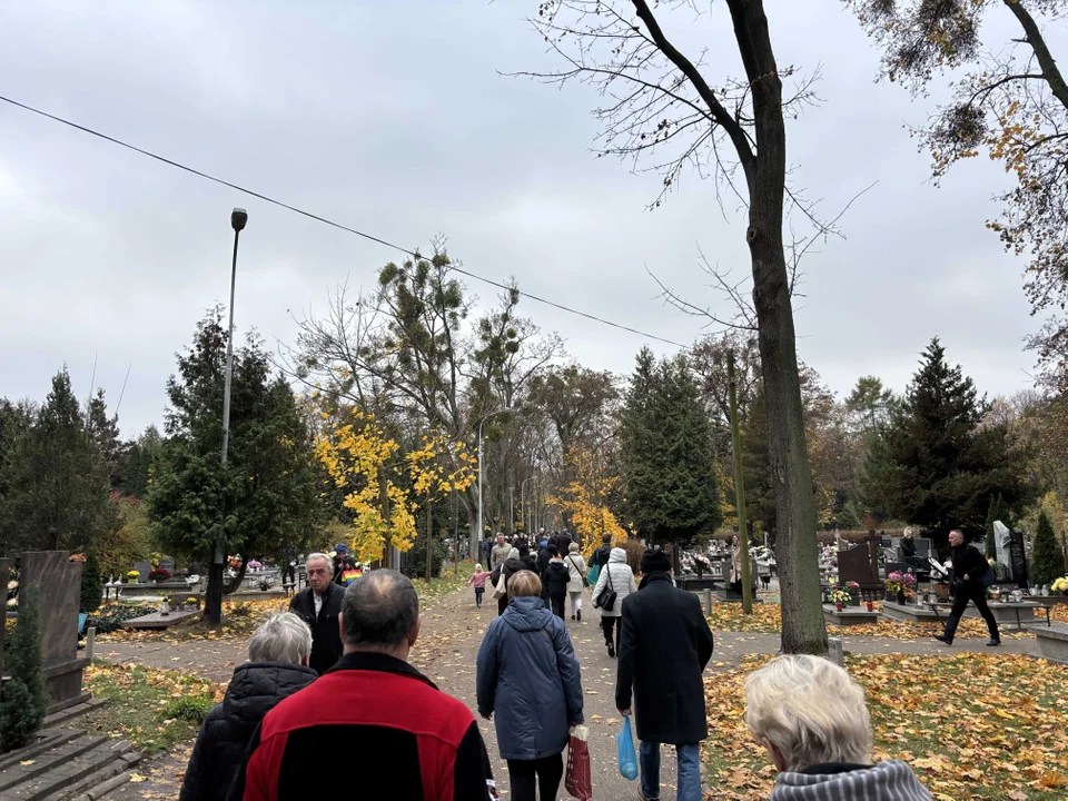 Korki w okolicach cmentarza na Dołach