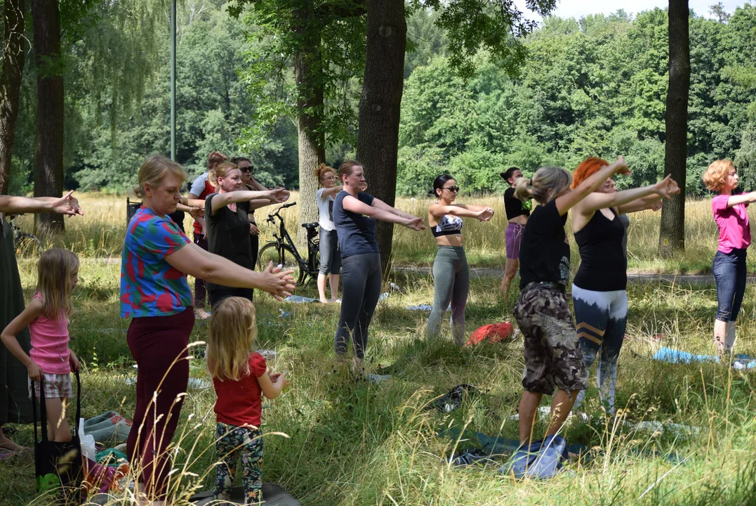 Joga w parku na Zdrowiu