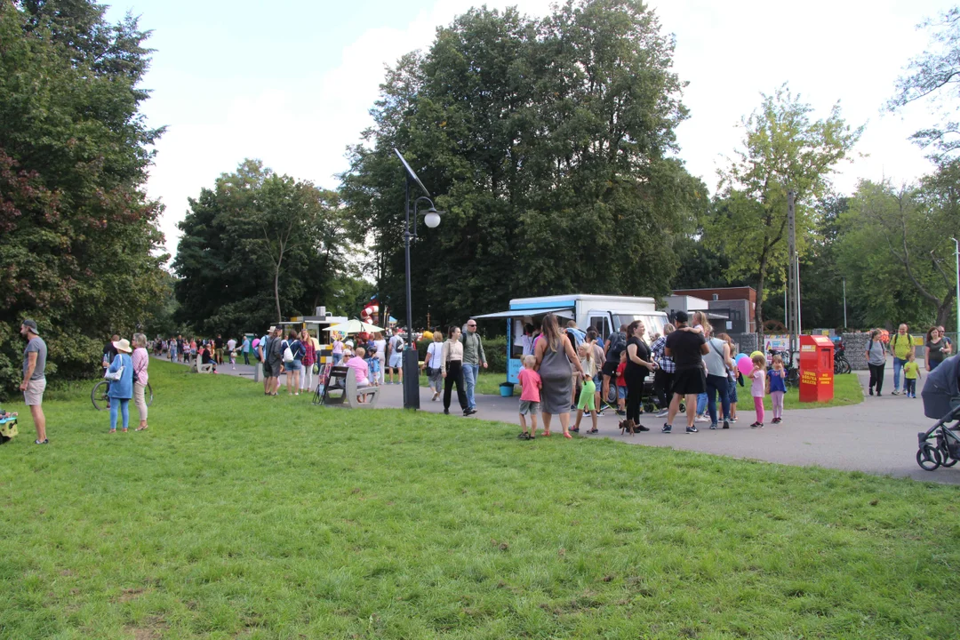 Piknik rodzinny w parku na Młynku w Łodzi