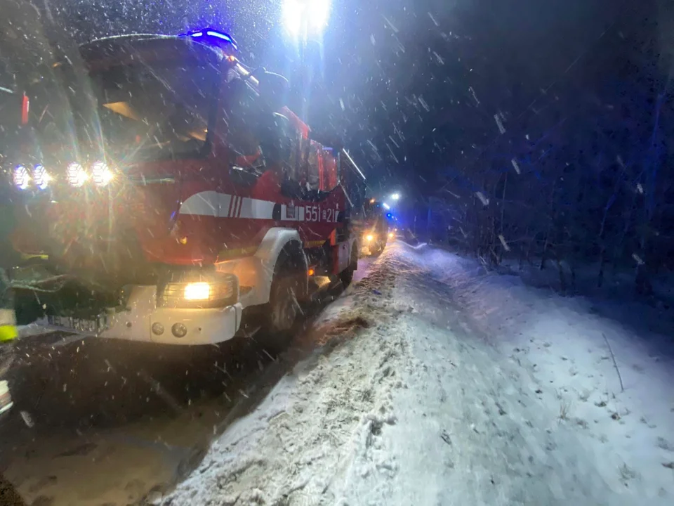 Czołowe zderzenie BMW ze skodą pod Wieluniem (woj. łódzkie)