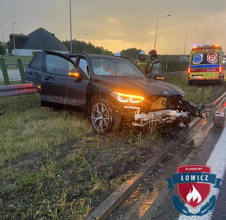 Wypadek na autostradzie A1 niedaleko Łodzi. Bmw wypadło z drogi! [ZDJĘCIA] - Zdjęcie główne