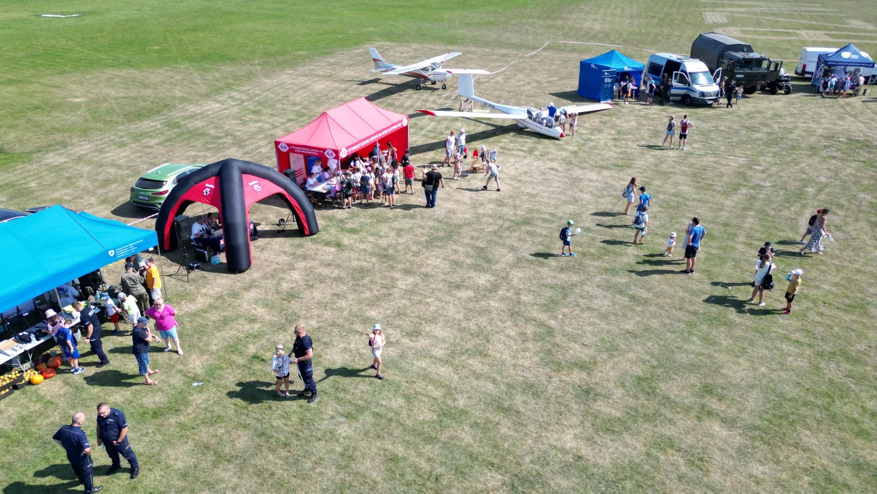 Piknik na płockim lotnisku. Policja przygotowała sporo atrakcji [ZDJĘCIA] - Zdjęcie główne