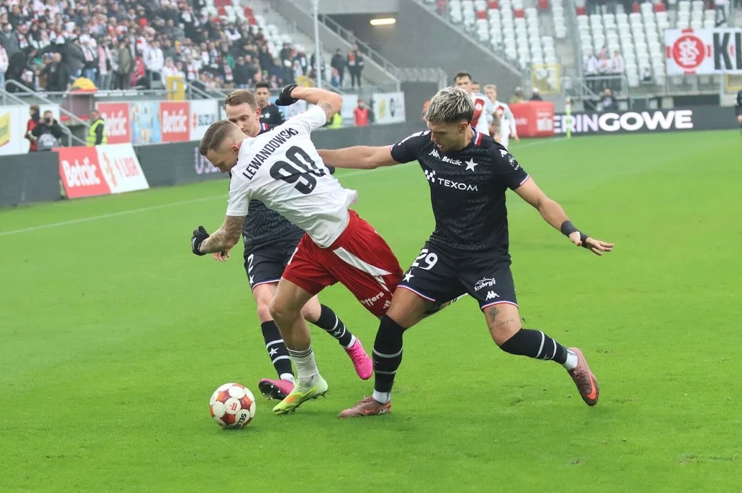 Zacięty mecz na Stadionie Króla. ŁKS zmierzył się z Wisłą Kraków [ZDJĘCIA] - Zdjęcie główne