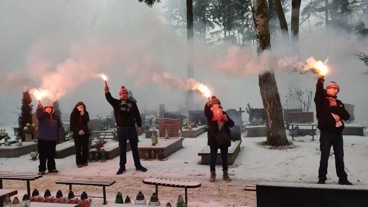 Pożegnanie Piotra Piątkowskiego. Kibice odpalili race [FOTO] - Zdjęcie główne