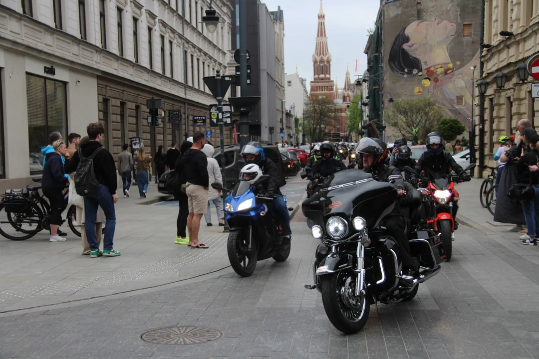 Wielka parada motocyklowa na ulicy Piotrkowskiej w Łodzi