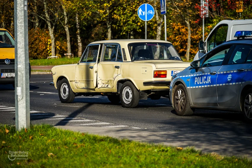 Wypadek na al. Wyszyńskiego. Policyjny motocykl zderzył się z osobówką