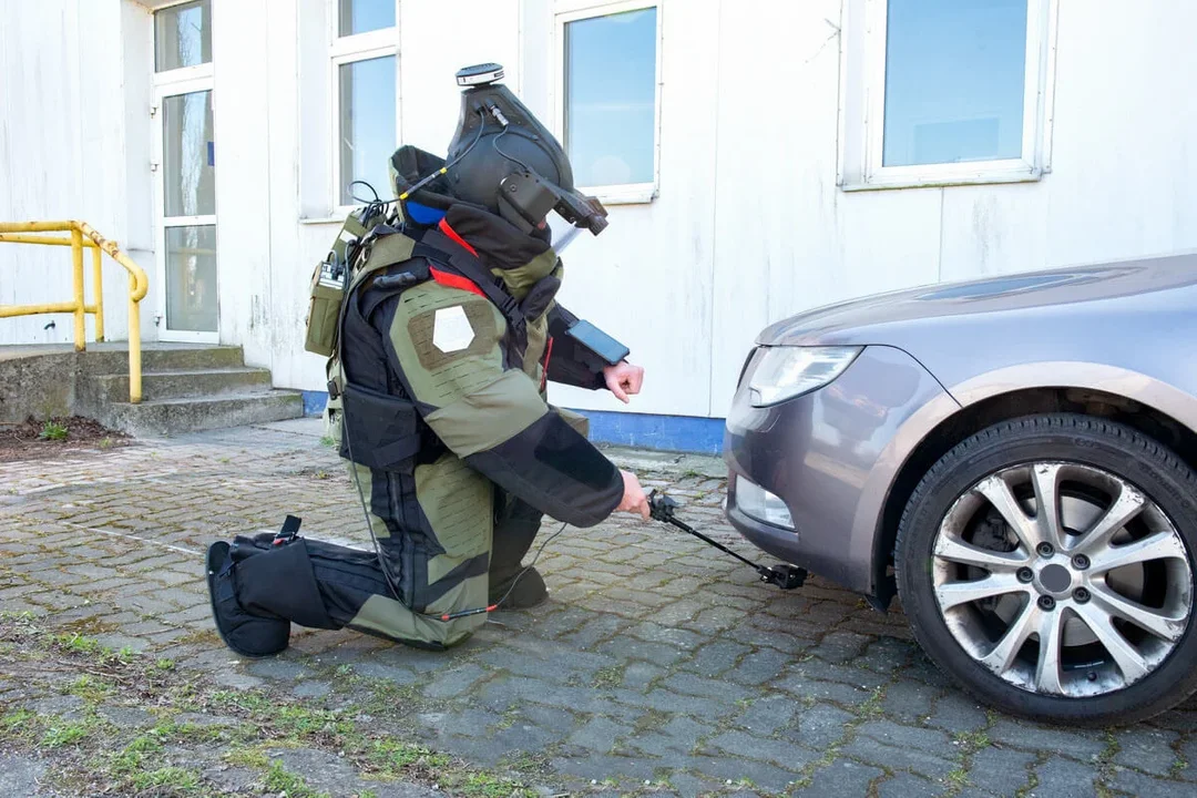 Wygląda jak z kosmosu, a powstał w Łodzi. Kombinezon dla pirotechników podbija świat - Zdjęcie główne