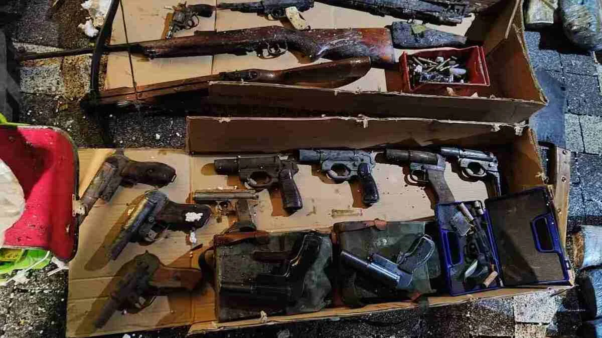 Pożar ujawnił nielegalny arsenał. Kilkadziesiąt sztuk broni znalezionych w Gnieźnie - Zdjęcie główne