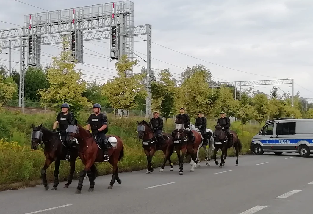 Policja wokół stadionu Widzewa. Mecz z Lechem Poznań