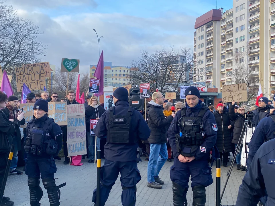 Szpital na Zaspie otoczony przez protestujących. O co poszło?