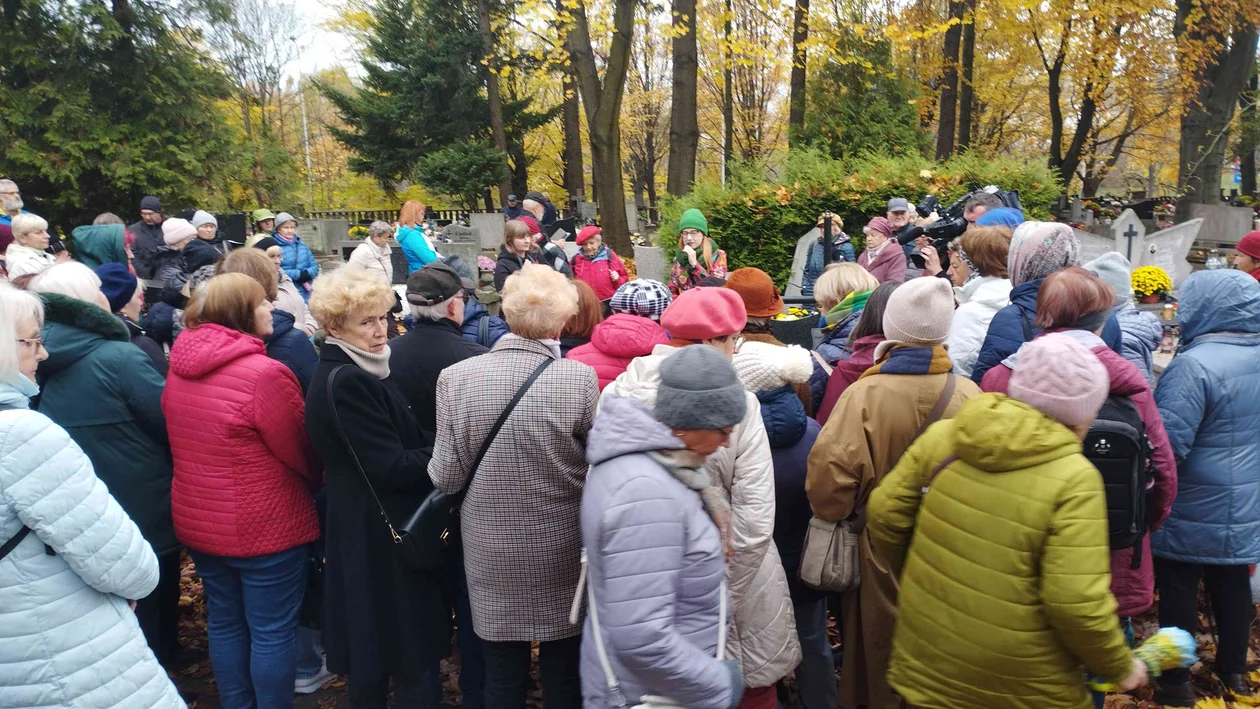 Poznawali życie niezwykłych łodzianek. Zaduszkowy spacer po cmentarzu na Dołach [ZDJĘCIA] - Zdjęcie główne