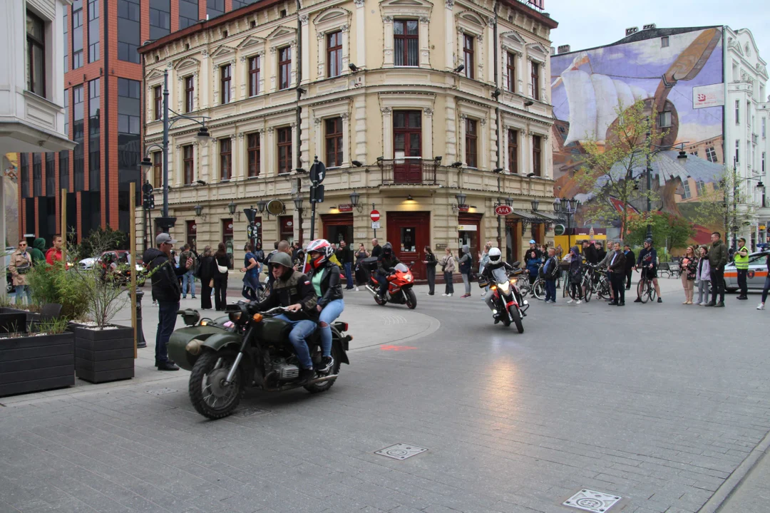 Wielka parada motocyklowa na ulicy Piotrkowskiej w Łodzi