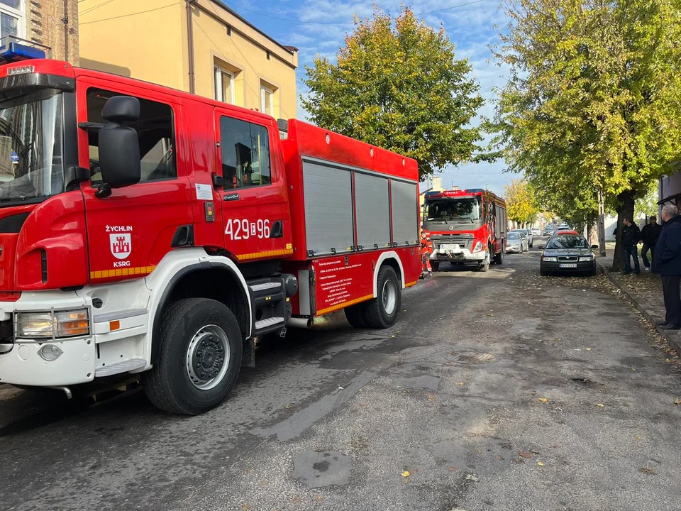 Pożar mieszkania, jedna osoba poszkodowana. Na miejscu kilka zastępów straży pożarnej [ZDJĘCIA] - Zdjęcie główne